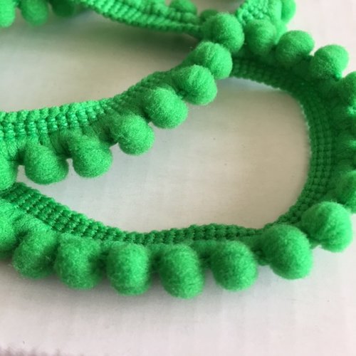 Galon ruban de pompons, en polyester, 1.2 cm de large, de couleur verte, neuf, vendu au mètre