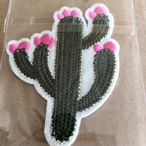 Appliqué, embellissement, à repasser au fer, ici un cactus et ses fleurs roses, de 6.4 cm/5.2 cm, neuf, à l'unité