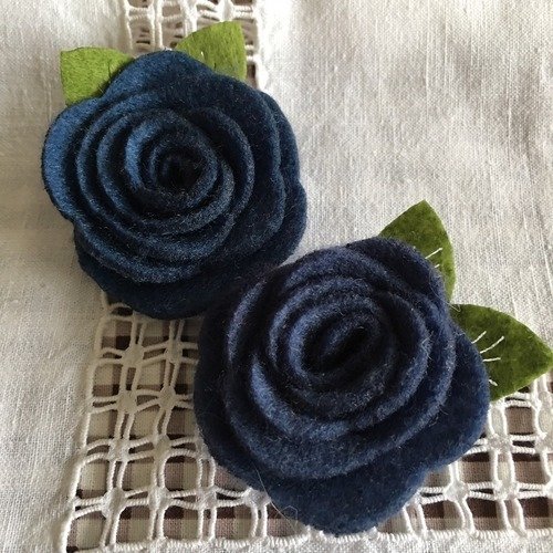 Fleurs en feutrine, laine et viscose, 4 cm de large environ, de couleur bleu jean's foncé, vendues à l'unité