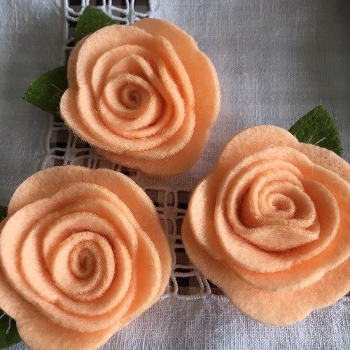 Fleurs en feutrine, laine et viscose, 4 cm de large environ, de couleur fruit du sud, vendues à l'unité