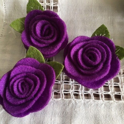 Fleurs en feutrine, laine et viscose, 4 cm de large environ, de couleur violet, vendues à l'unité