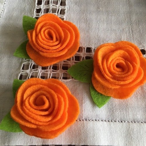 Fleurs en feutrine, laine et viscose, 4 cm de large environ, de couleur orange, vendues à l'unité