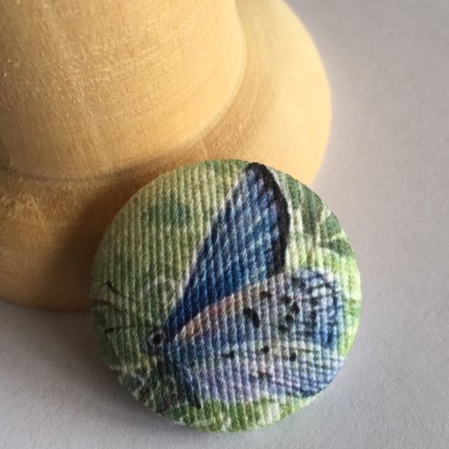 Bouton recouvert de tissu, joli papillon bleu, rose, sur vert, 24 mm, neuf, vente à l'unité
