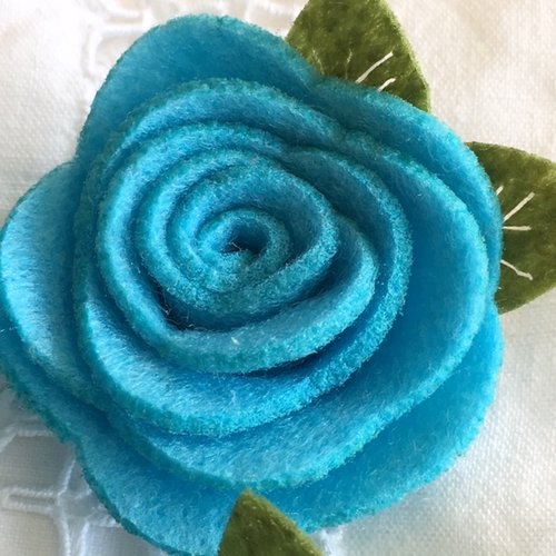 Fleurs en feutrine, laine et viscose, 4 cm de large environ, de couleur bleu turquoise, vendues à l'unité