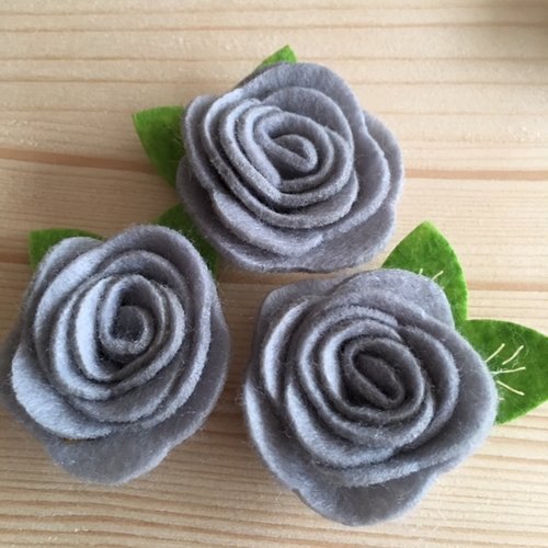 Fleurs en feutrine, laine et viscose, 4 cm de large environ, de couleur gris souris, vendues à l'unité