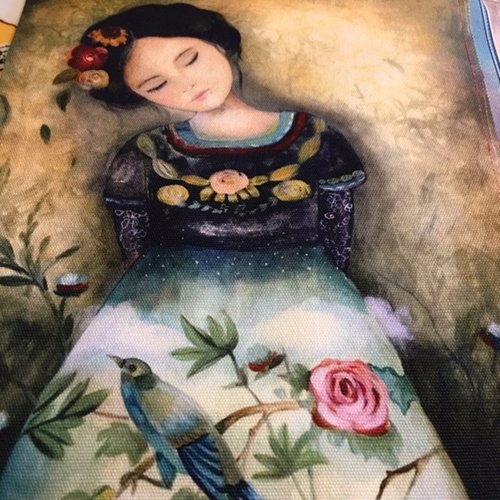 Appliqué, sur toile de coton, peinte, à coudre, ici la jeune fille à l'oiseau et à la rose, taille : 19.5/15 cm, vente à l'unité