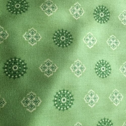 Tissu en coton, vert anis, avec des ronds de 1.7 cm et des carrés de 1 cm, vente par 25 cm/112 cm