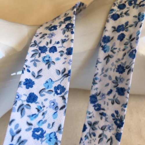 Biais fleuri, façon liberty, replié 20/10/10 mm, collection de fleurs bleues sur blanc, en coton, vente au mètre linéaire