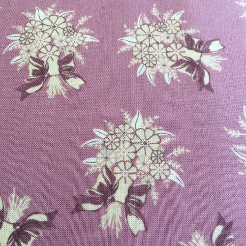 Tissu en coton, gütermann, fond rose ancien, bouquets paille et fleurs beige, de 5/4.5 cm environ, 145 cm de large, vendu au mètre