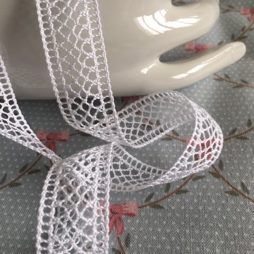 Dentelle entre-deux, en coton blanc, du puy en velay, 1.8 cm de large, croisillons, vente au mètre