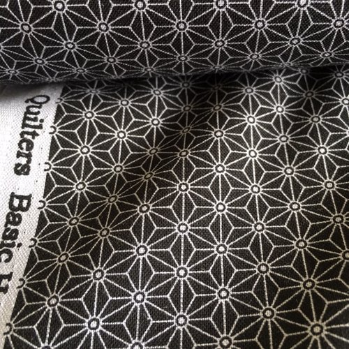 Coupon : tissu en coton, de marque stof, motifs japonisants, asanoha, tons de noir et blanc grisé, vente par coupon de 55 cm /50 cm