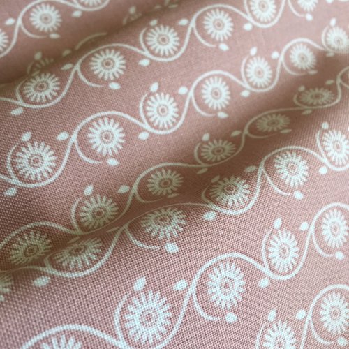 Tissu en coton, gütermann, fond rose ancien, avec des volutes et motifs floraux design, blancs, laize de 145 cm, vente par 50 cm