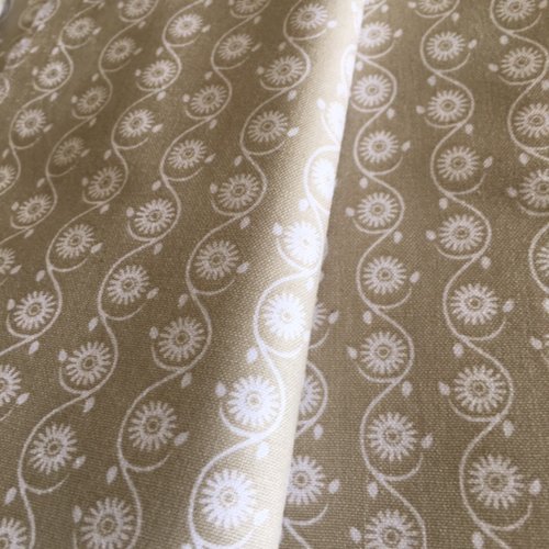 Tissu en coton, fond tilleul, gütermann, avec des volutes et motifs floraux design, blancs, laize de 145 cm, vente par 25 cm