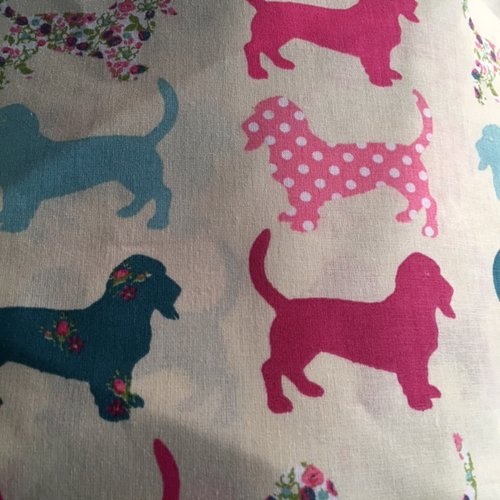 Tissu en coton,  stof, 140 cm de laize, chiens colorés sur uni paille clair, motifs 5/6 cm, vendu par 50 cm