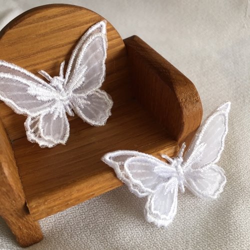 Papillon pm en tulle brodé, blanc, 4 ailes, avec possibilité de fixer à chaud, 4.5 cm/3.5 cm, à l'unité