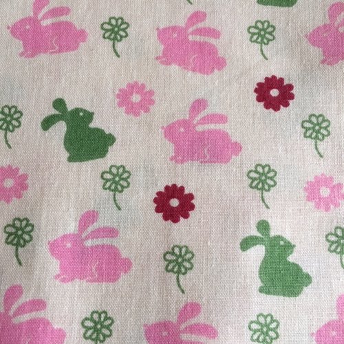 Tissu en coton blanc, lièvres roses et verts, superbe ! laize de 1.50 m, vendu par 25 cm