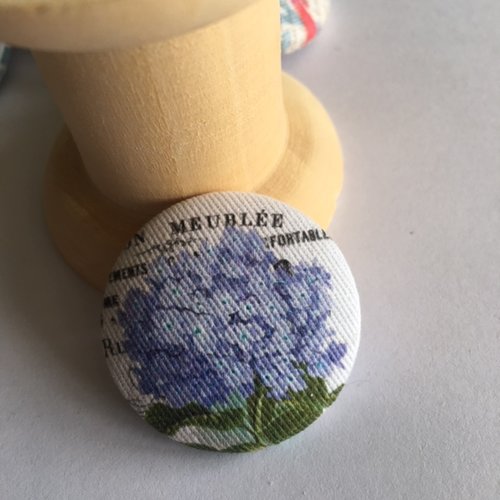 Bouton recouvert, tissu shabby, hortensia bleu sur toile, avec texte, 32 mm, neuf, à l'unité
