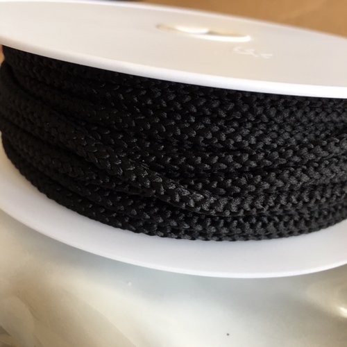 Cordon tricoté, en polyester, 4.5 mm de diamètre, de couleur noire, neuf, vendu au mètre