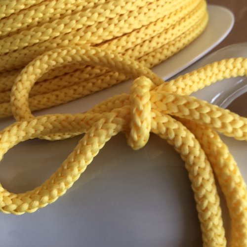 Cordon tricoté, en polyester, 4.5 mm de diamètre, de couleur jaune poussin, neuf, vendu au mètre