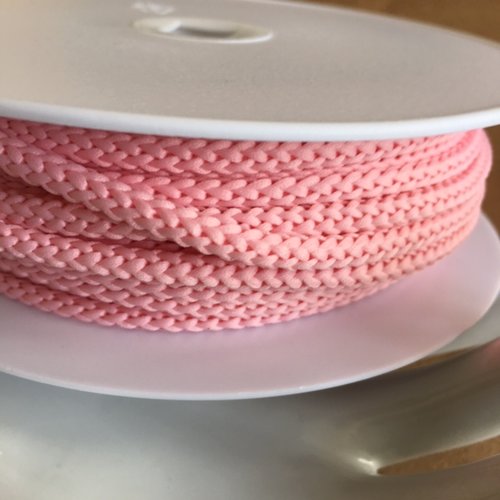 Cordon tricoté, en polyester, 4.5 mm de diamètre, de couleur rose tamaris, neuf, vendu au mètre