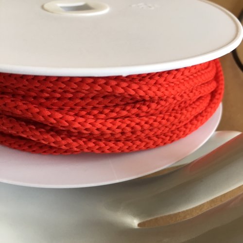Cordon tricoté, en polyester, 4.5 mm de diamètre, de couleur rouge, neuf, vendu au mètre