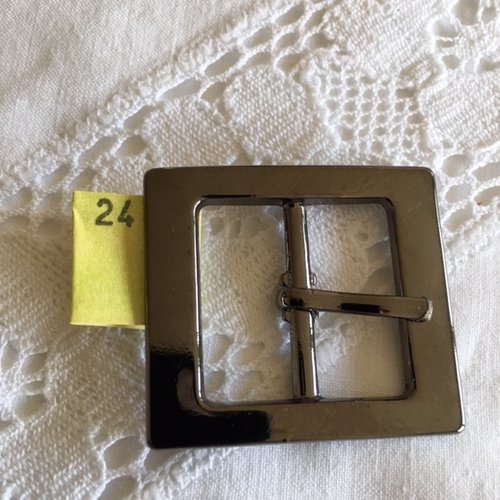 Boucle de ceinture, 3.5 cm / 3 cm de haut, 2.4 cm barre centrale, en acier argent grisé, vente à la pièce