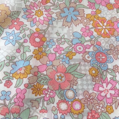 Tissu liberty, floral waltz, en coton, tons très doux, tels qu'à l'image, vente par 25 cm, laize de 136 cm,