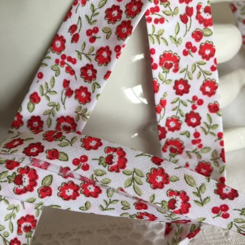Biais, en coton, de 2 cm de large, fond blanc, avec des motifs floraux, vert sauge, rouge, fleurs, baies, vente au mètre