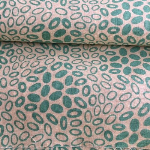 Tissu anglais, en coton, fond paille claire, avec des motifs ovales, vides et emplis, verts, vente par 25 cm / 112 cm