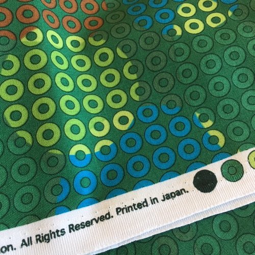 Tissu, de la maison stof, 100% coton, thème geo coaster avec des ronds sur vert, laize de 112 cm, vente par 25 cm