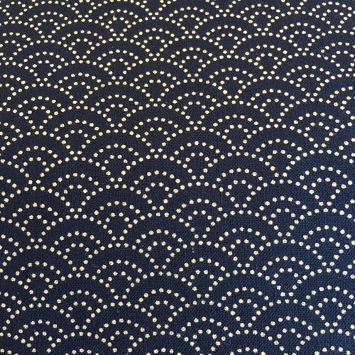 Tissu japonais, en coton, sevenberry, sashiko, fond bleu marine, courbes écrues, vente par 25 cm / 112 cm de laize