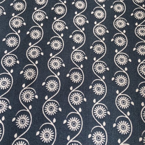 Tissu en coton, fond bleu marine, gütterman, avec des soleils et motifs floraux design, blancs, laize de 145 cm, vente par 50 cm