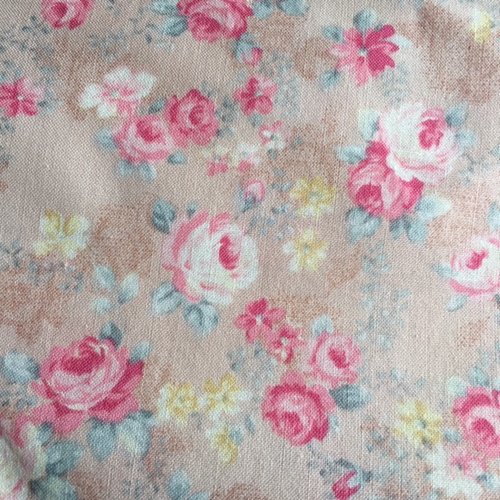 Tissu en coton, quilt gate ruru,japon, rose perfume, fond rose ancien, clair, fleurs roses, jaunes, vente en coupon de 25 cm / 110 cm