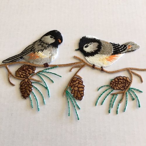 Customisation textile, un couple d'oiseaux, sur la branche, pommes de pin, 13.5/7.5 cm, vente à l'unité