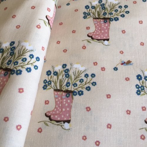 Tissu en coton, gütermann, avec des bottes d'enfant, fleuries, des oiseaux, fond beige, vieux rose, bleu, blanc, par 50 cm/145 cm de laize