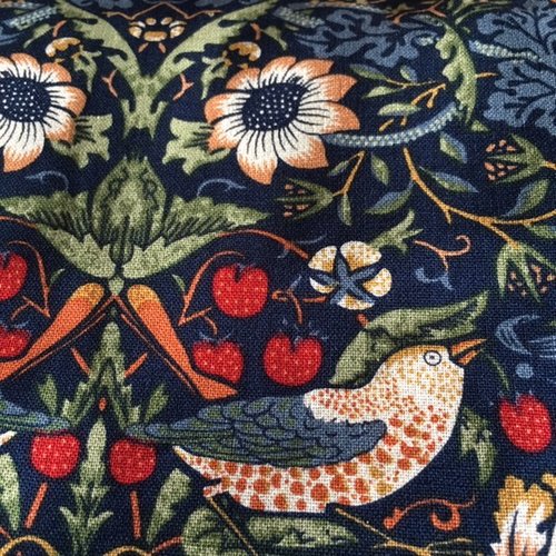 Tissu en coton, moda, fond bleu marine, avec des oiseaux qui picorent des fruits rouges, vente par 25 cm/110 cm