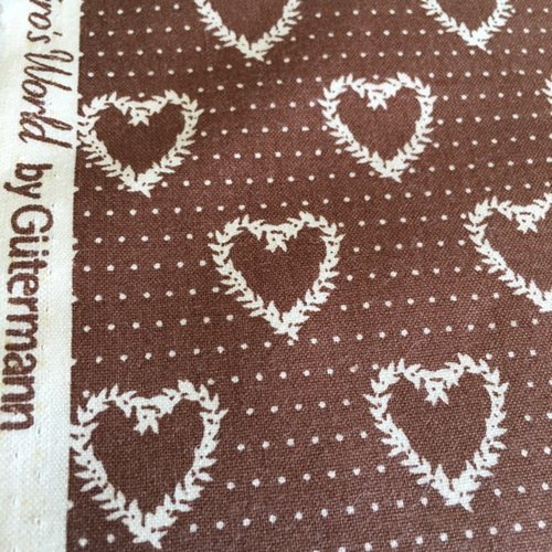 Tissu en coton, gütermann, avec des coeurs écrus sur chocolat, laize de 145 cm, vente par 50 cm de haut