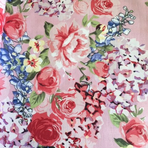 Tissu en coton, gütermann, fond rose doux, grandes fleurs, style ancien, shabby style, vente par 25 cm sur 145 cm de laize