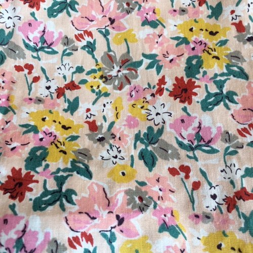 Superbe tissu en coton, fond poudré, motifs fleuris originaux, evanescents, vente par 25 cm sur 150 cm de large
