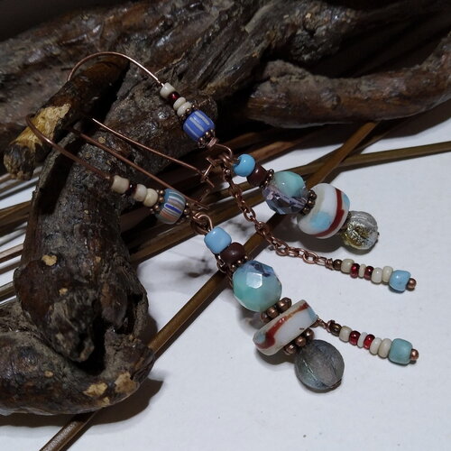 Boucles d'oreille, ethnique chic/rustique urbain, perles indonésiennes, verre de bohème, boucles tribales, bleu/blanc/marron, cadeau femme