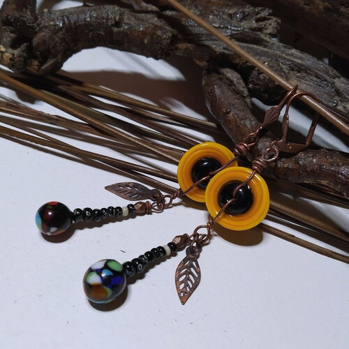 Boucles d'oreilles rustiques, perles au chalumeau et rocaille de bohème rustique, jaune/noir/multicolore, feuille cuivre, été, cadeau femme