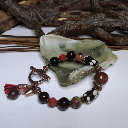 Bracelet bohème/ethnique chic, ancienne cornaline, jaspe et agates, perles indonésiennes, boho chic gemmes, rouge/noir, cadeau femme
