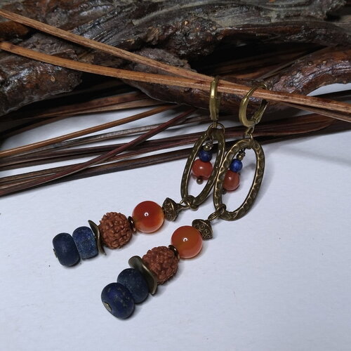 Boucles d'oreille ethniques chic en lapis lazuli et cornaline, gemmes naturelles, graines rudrakshas , rouge/bleu, boho chic, cadeau femme