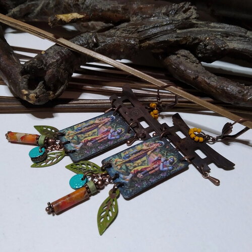 Longues boucles d'oreilles ethniques, cuivre émaillé  krishna jouant de la flûte, perles de jaspe/heishi chrysoprase, multicolore, cadeau
