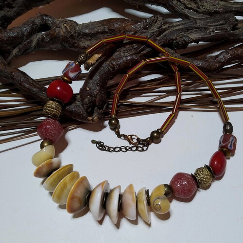 Collier ethnique tribal mi-long, perles oeil de shiva et anciennes perles africaines en verre ghana, graines rouges rustique, cadeau