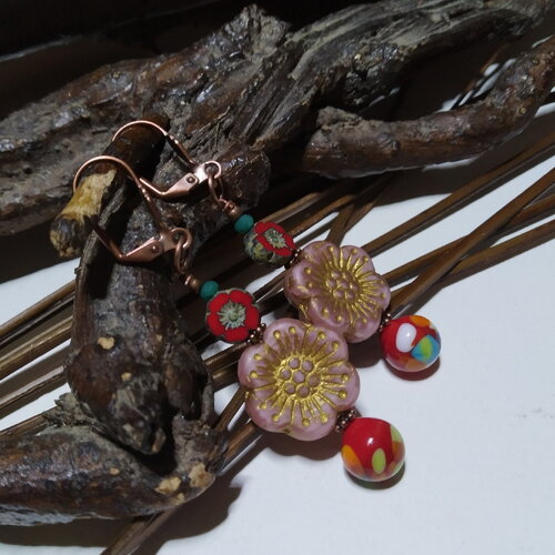 Boucles d'oreilles bohèmes, verre tchèque fleurs hawaïennes vieux rose et rouge, perles artisanales au chalumeau, romantiques, cadeau femme