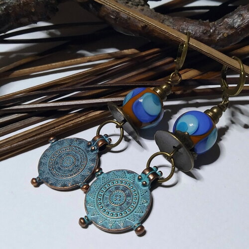 Boucles d'oreilles rustiques petites boussoles mykonos et perles en verre filé, ocre et bleu, bohème, voyage, automne, cadeau femme