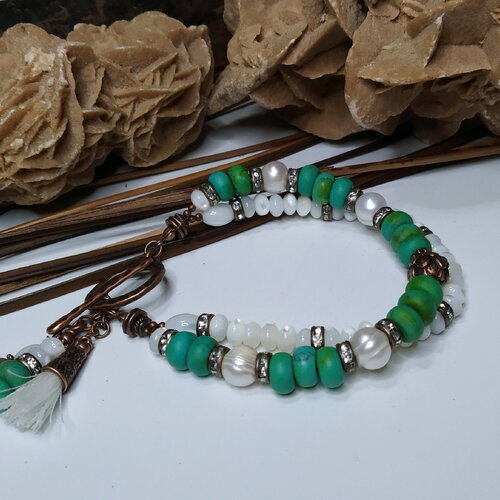 Élégant bracelet 2 rangs perles de nacre et howlite vert turquoise,  gemmes et nacre, clair et gai, bohème chic, cadeau femme