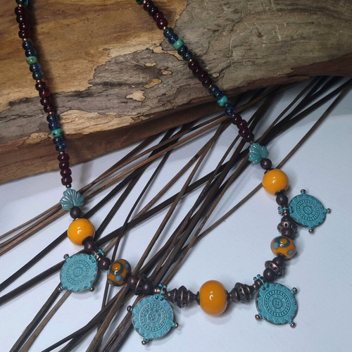 Collier court bohème/rustique/ethnique, pendentifs boussoles cuivre mykonos, perles au chalumeau et verre tchèque, bleu/orange, cadeau