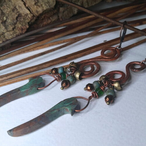 Boucles d'oreilles rustiques longilignes, connecteurs spirales cuivre oxydé, opale verte et verre de bohème, bobo, légères, cadeau femme